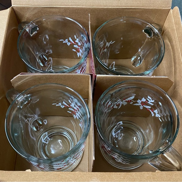 William Sonoma Holly Berry Glass Holiday Christmas Cozy Mugs Set Of 4 16 Oz NIB - Picture 4 of 8